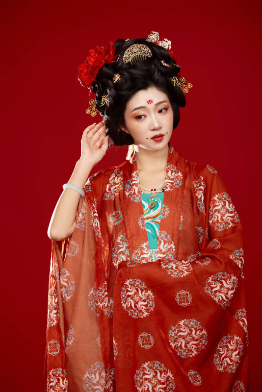 红色背景下大唐风韵女性古装妆容造型图片
