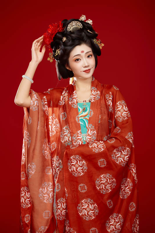 红色背景下大唐风韵女性古装妆容造型图片