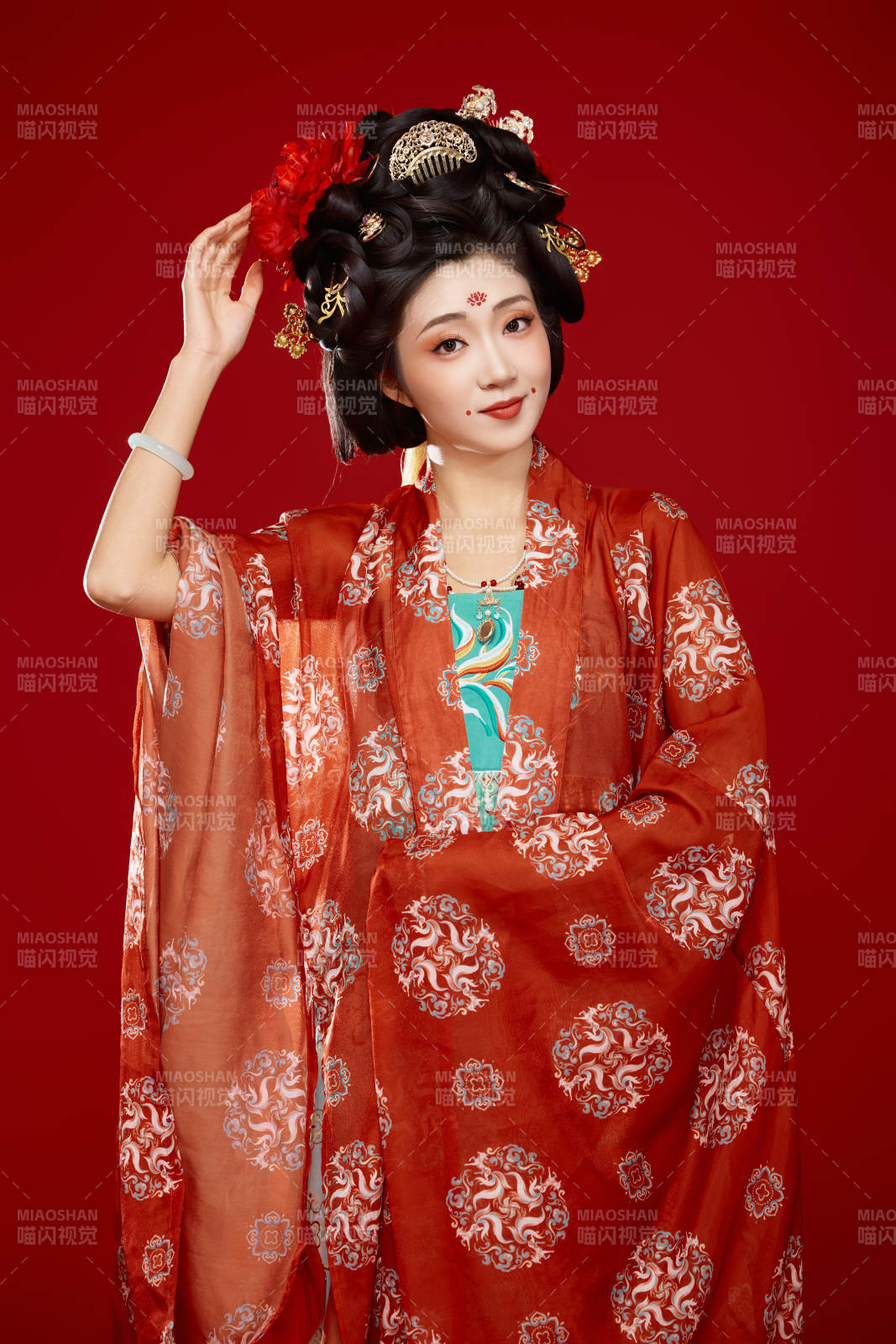 红色背景下大唐风韵女性古装妆容造型图片
