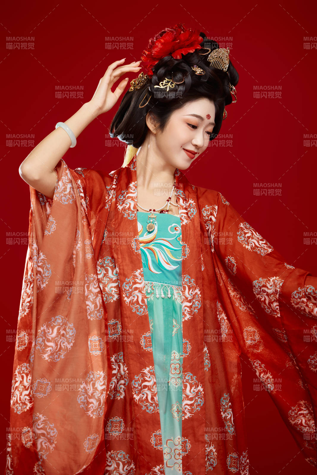 红色背景下大唐风韵女性古装妆容造型图片