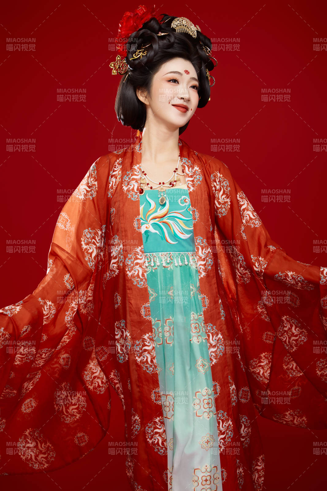 红色背景下大唐风韵女性古装妆容造型图片