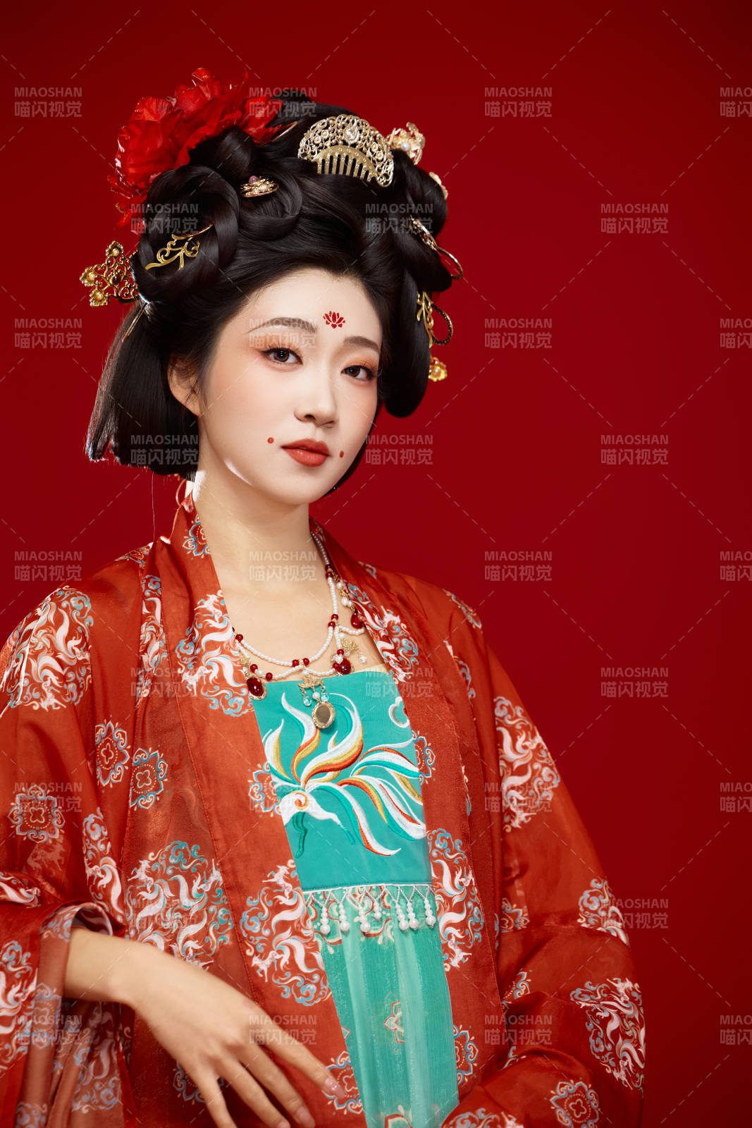 红色背景下大唐风韵女性古装妆容造型图片