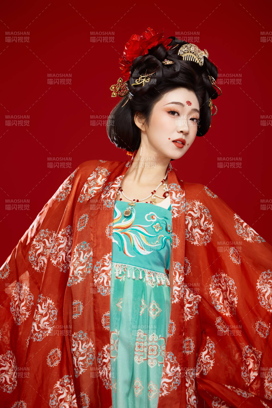 红色背景下大唐风韵女性古装妆容造型图片