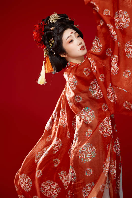 红色背景下大唐风韵女性古装妆容造型图片