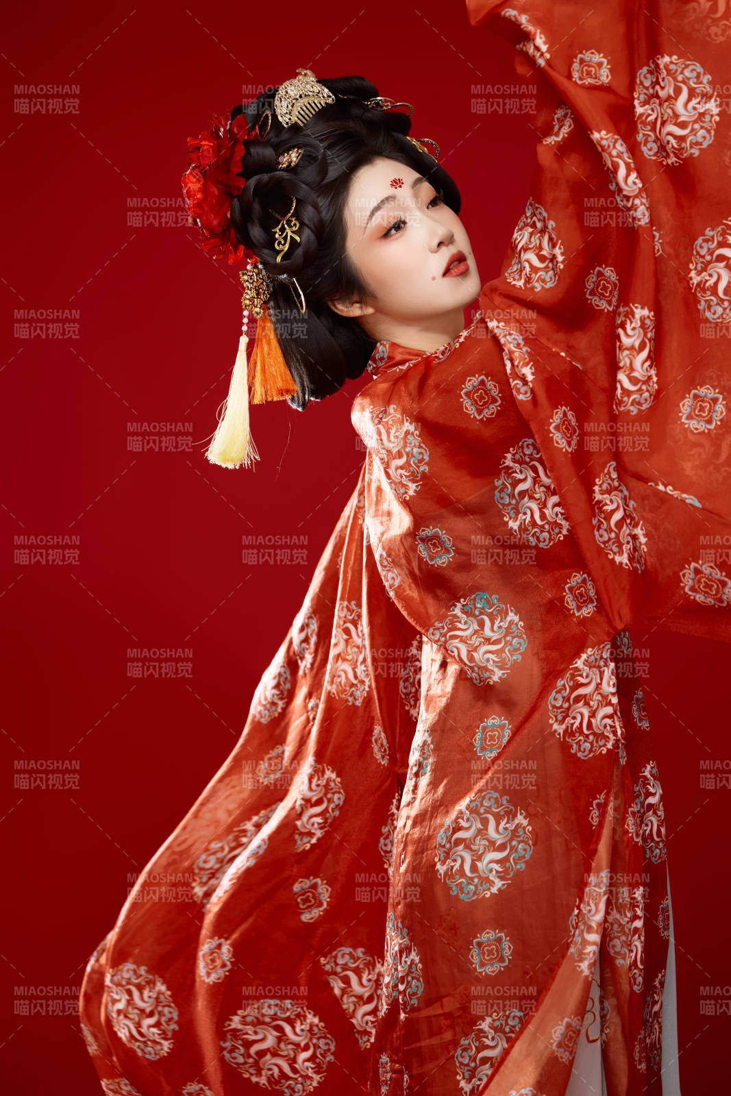 红色背景下大唐风韵女性古装妆容造型图片