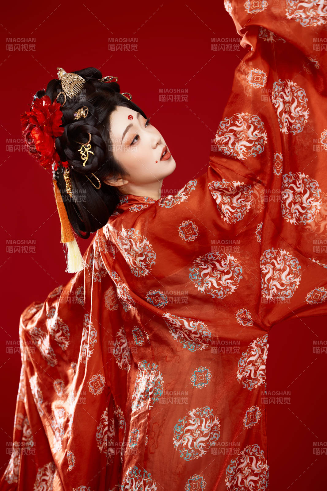 红色背景下大唐风韵女性古装妆容造型图片