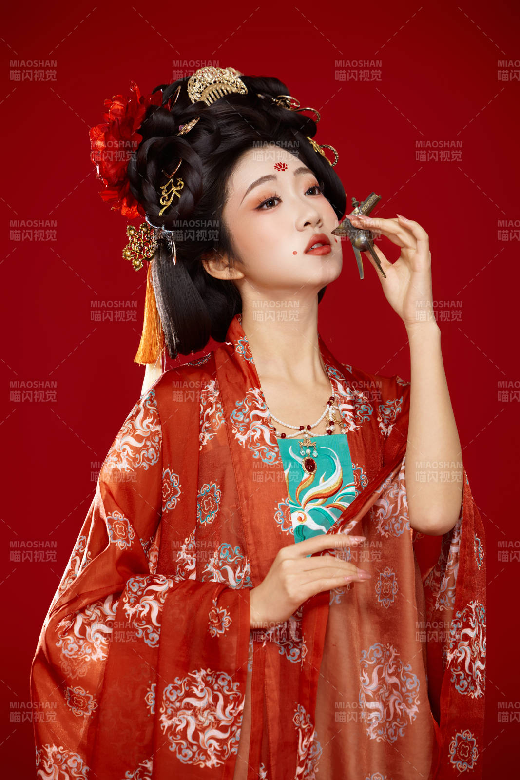 红色背景下大唐风韵女性古装妆容造型图片