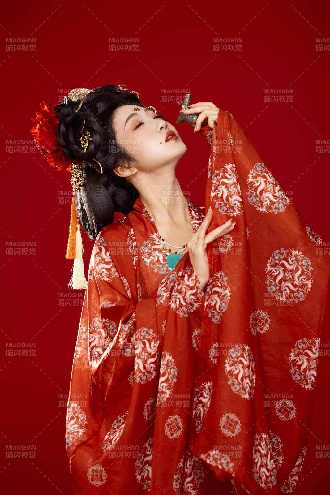 红色背景下大唐风韵女性古装妆容造型图片