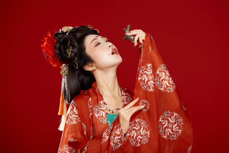 红色背景下大唐风韵女性古装妆容造型图片