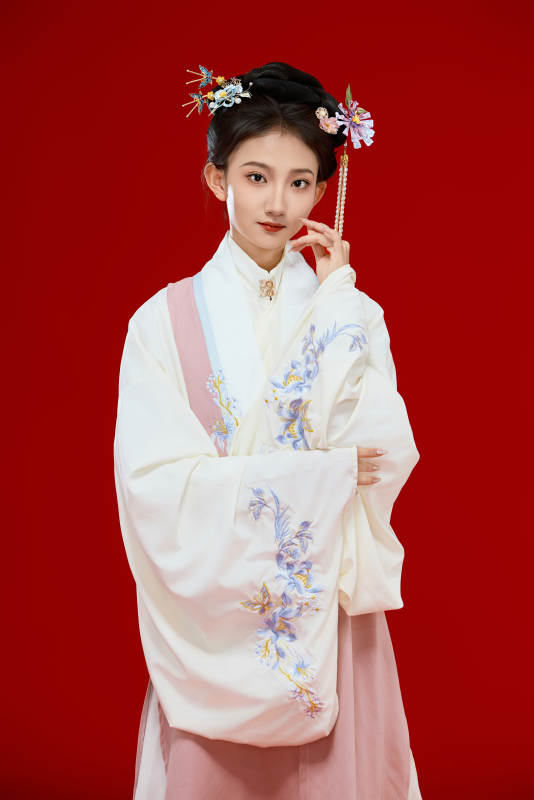 红色背景下穿着中国明朝明制汉服服饰的少女图片