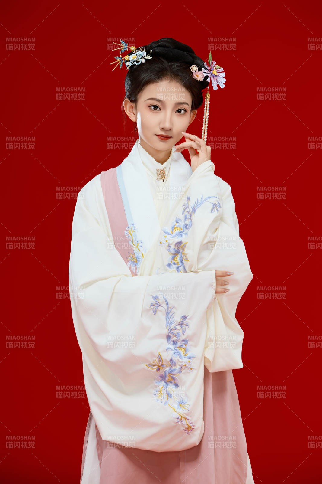 红色背景下穿着中国明朝明制汉服服饰的少女图片