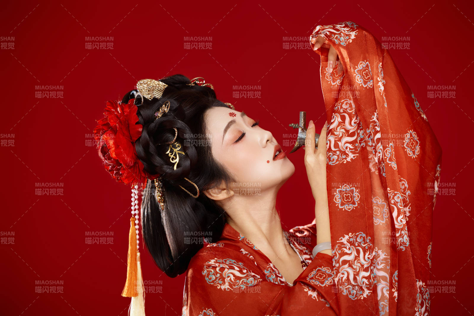 红色背景下大唐风韵女性古装妆容造型图片