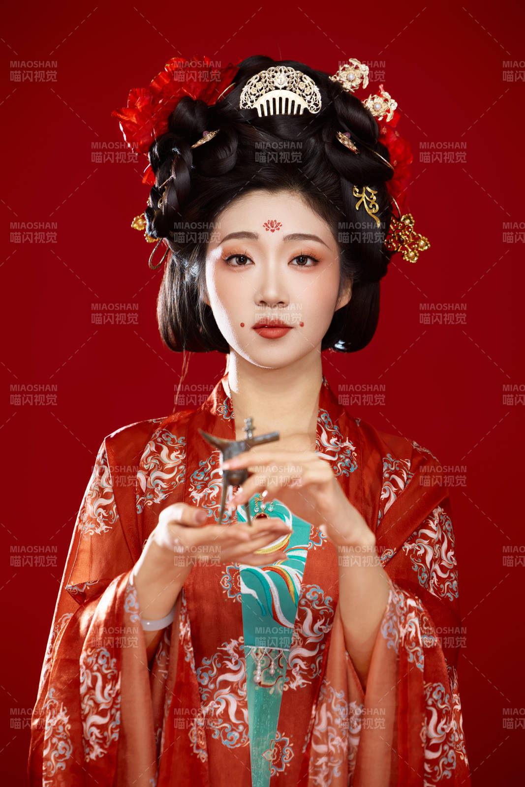 红色背景下大唐风韵女性古装妆容造型图片