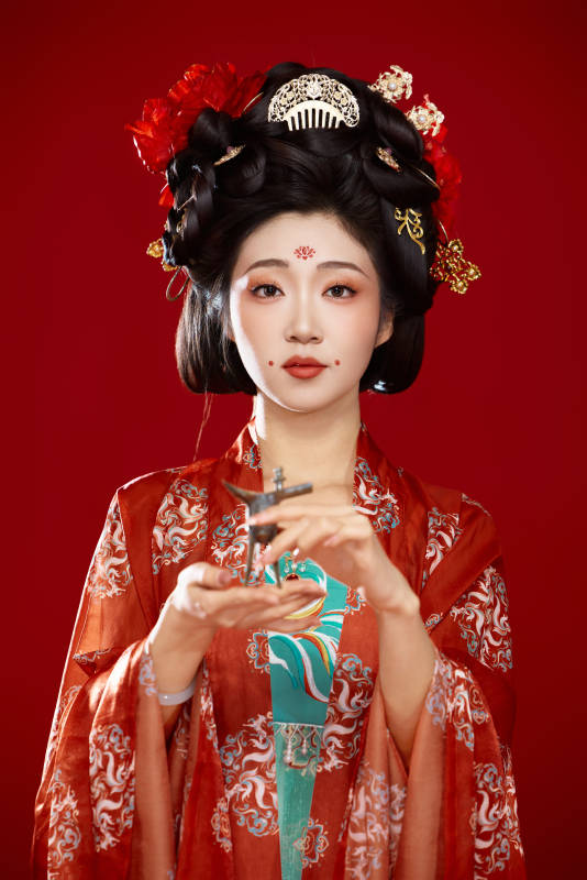 红色背景下大唐风韵女性古装妆容造型图片