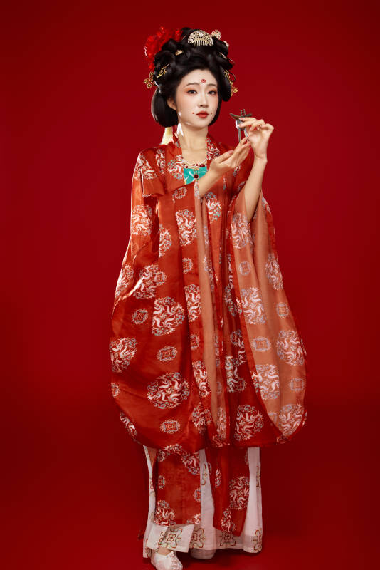 红色背景下大唐风韵女性古装妆容造型图片