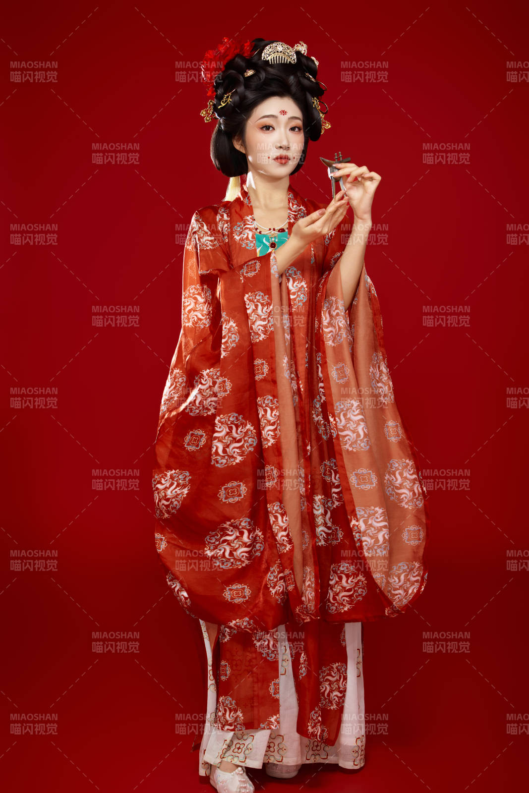 红色背景下大唐风韵女性古装妆容造型图片
