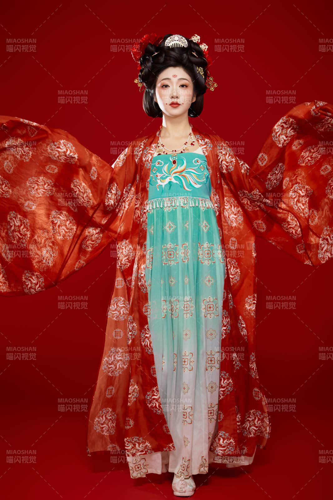 红色背景下大唐风韵女性古装妆容造型图片