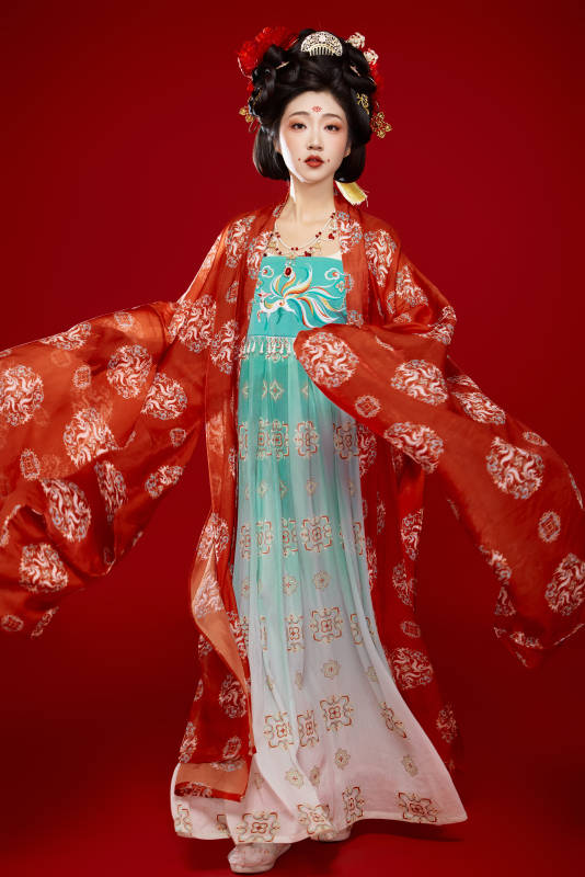 红色背景下大唐风韵女性古装妆容造型图片