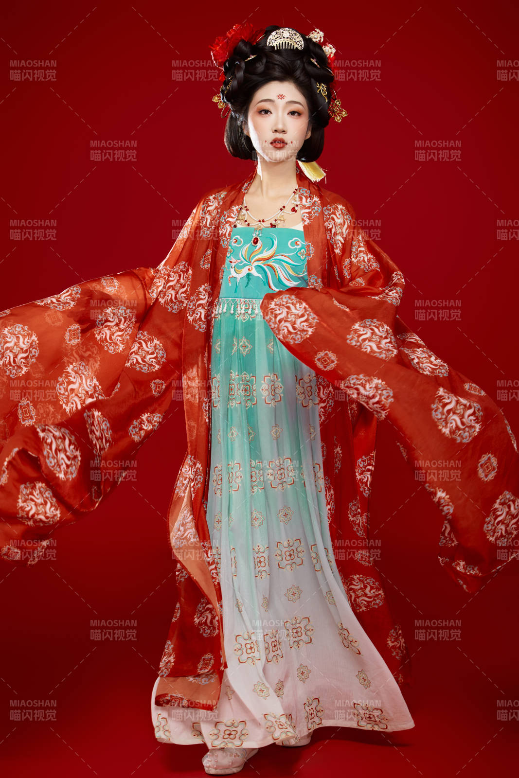 红色背景下大唐风韵女性古装妆容造型图片