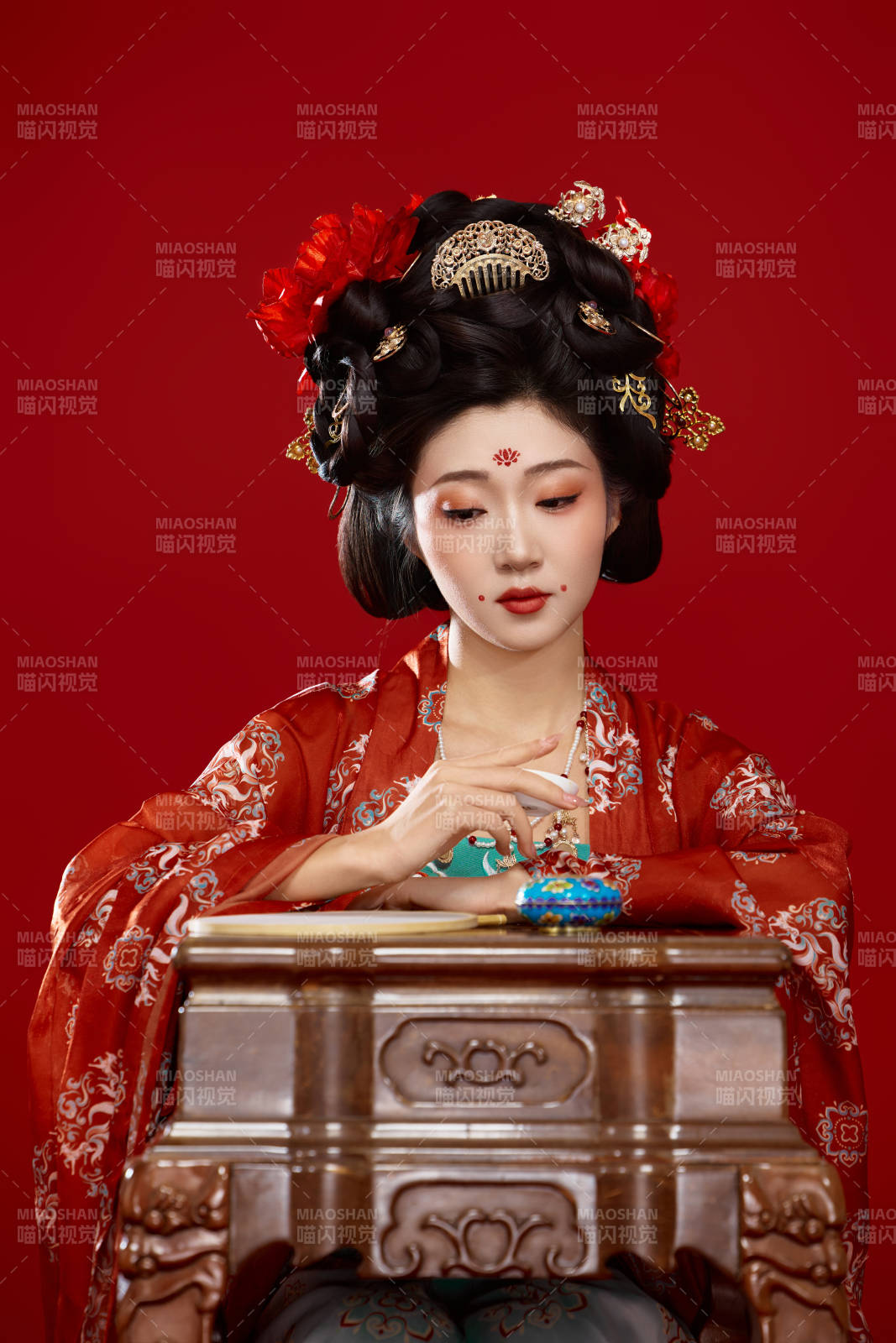 红色背景下大唐风韵女性古装妆容造型图片