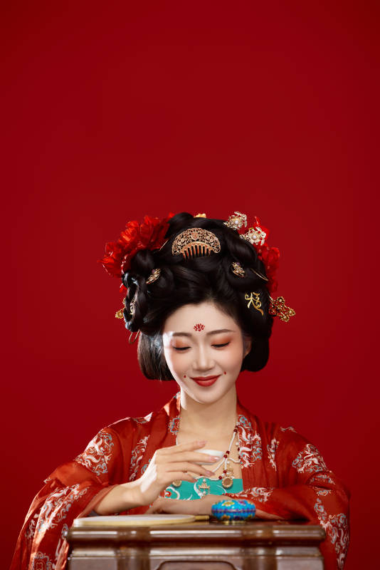 红色背景下大唐风韵女性古装妆容造型图片
