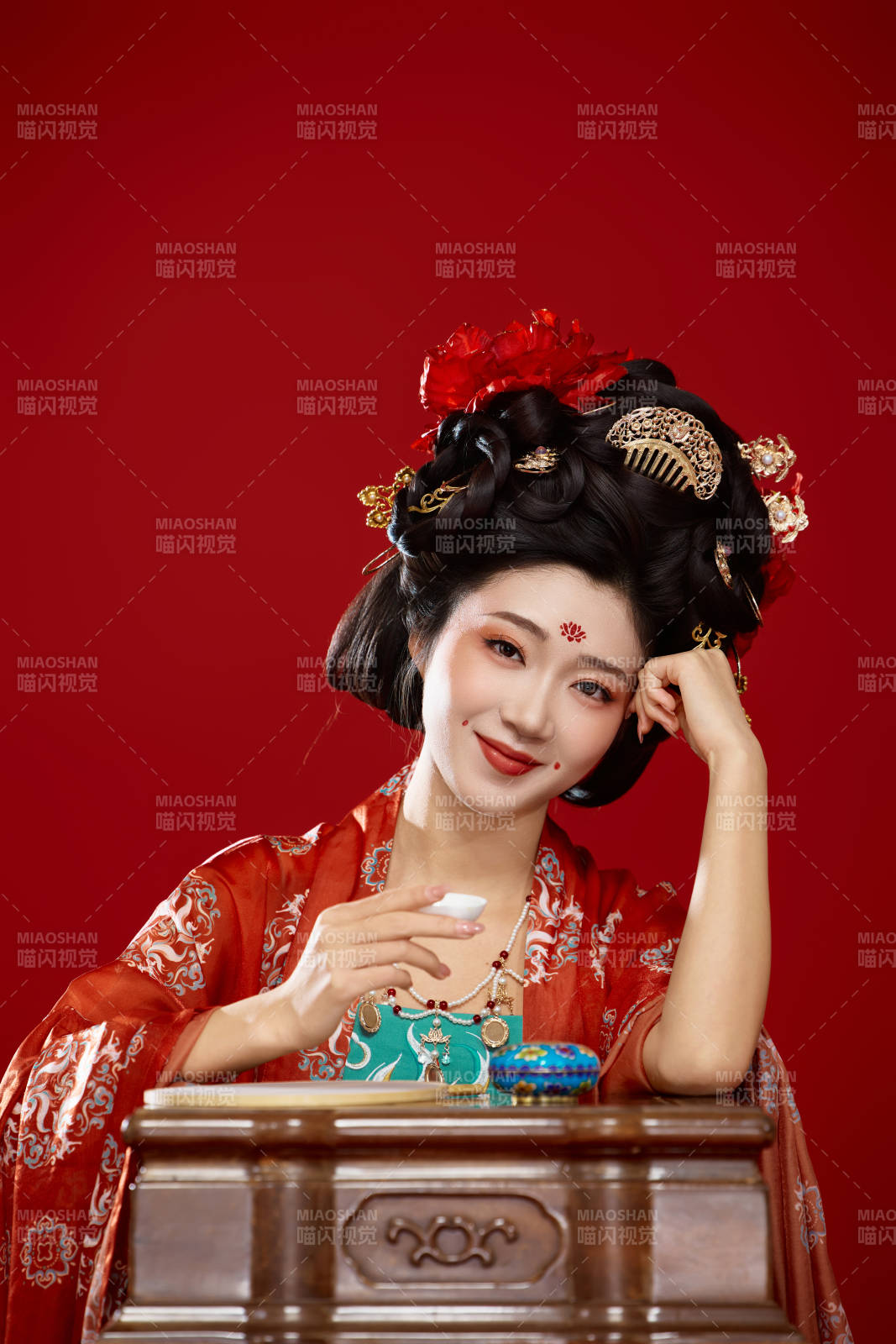 红色背景下大唐风韵女性古装妆容造型图片