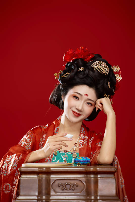 红色背景下大唐风韵女性古装妆容造型图片