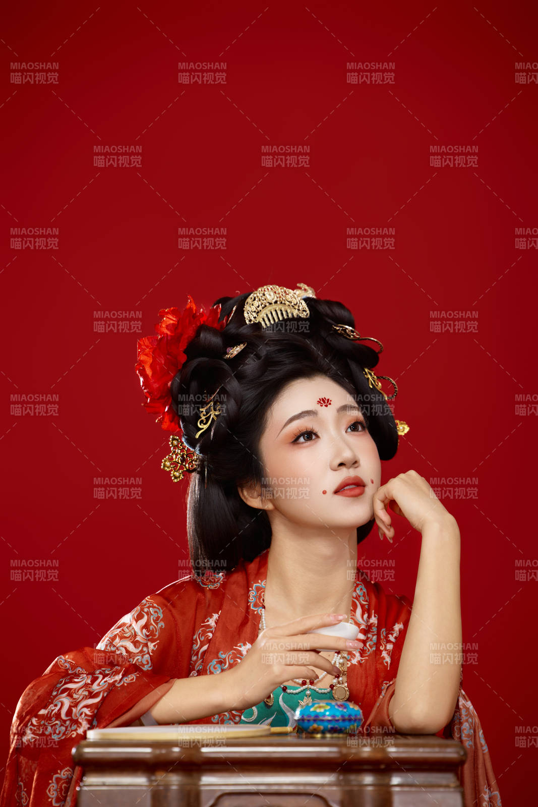 红色背景下大唐风韵女性古装妆容造型图片