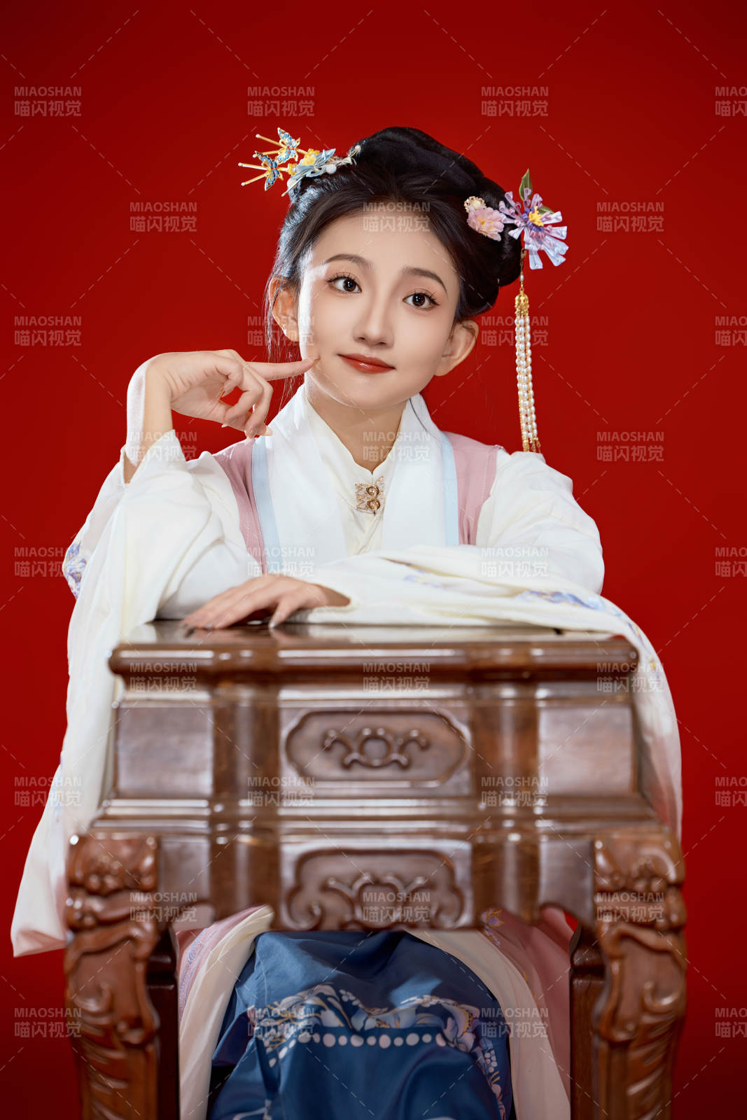 红色背景下穿着中国明朝明制汉服服饰的少女图片