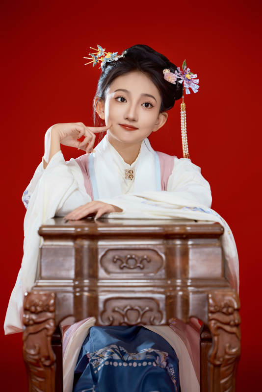 红色背景下穿着中国明朝明制汉服服饰的少女图片