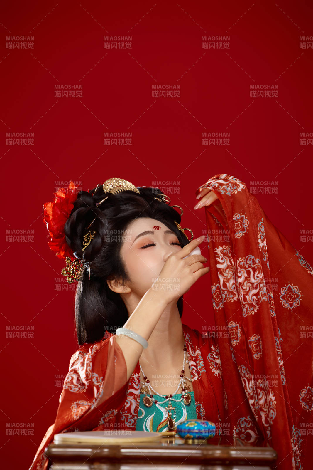 红色背景下大唐风韵女性古装妆容造型图片