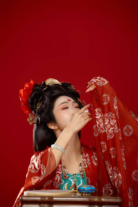 红色背景下大唐风韵女性古装妆容造型图片
