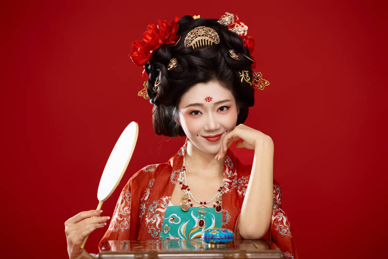 红色背景下大唐风韵女性古装妆容造型图片