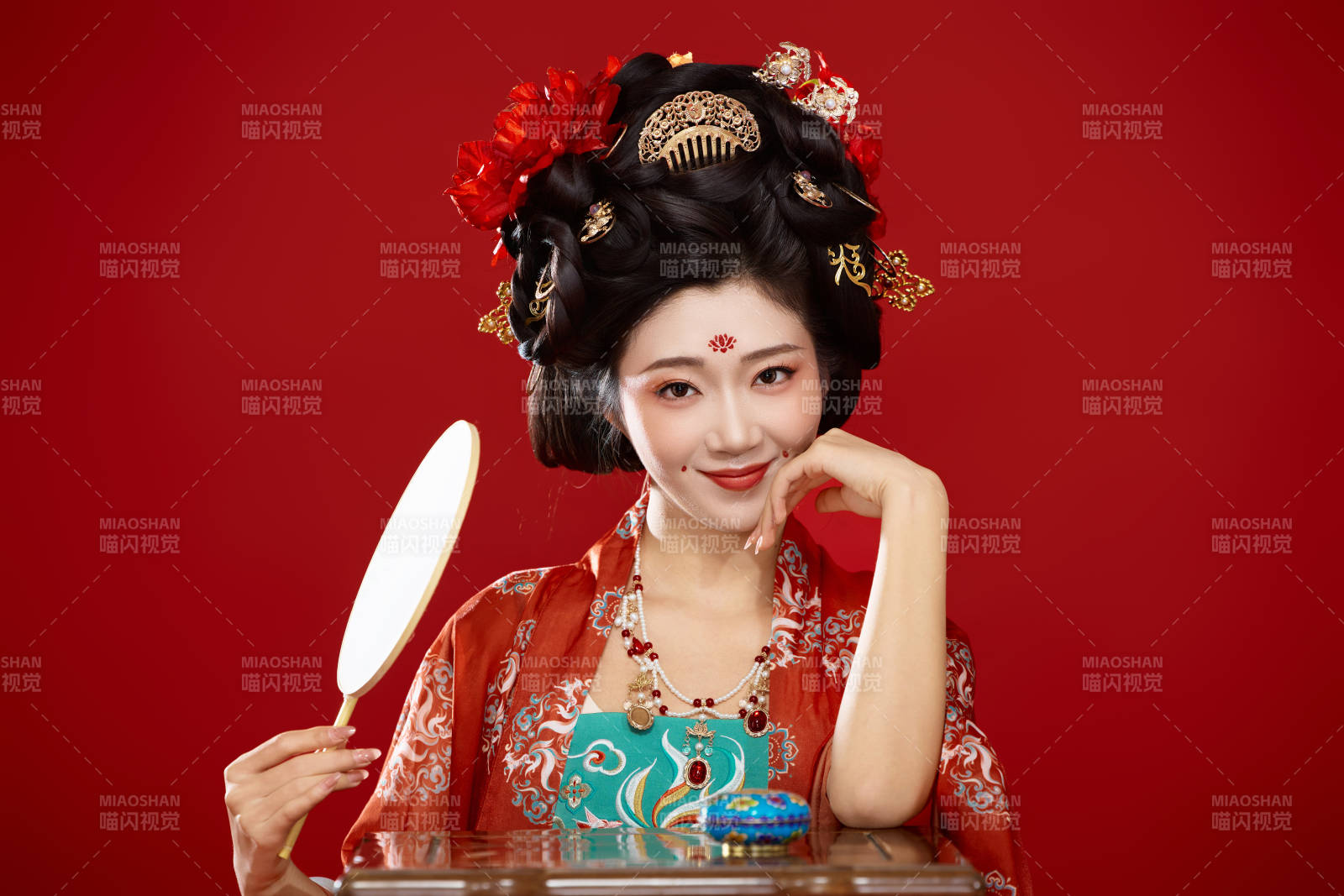 红色背景下大唐风韵女性古装妆容造型图片