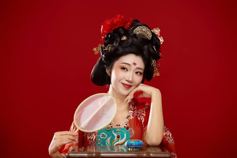 红色背景下大唐风韵女性古装妆容造型图片