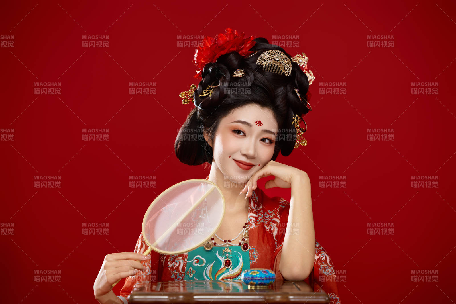 红色背景下大唐风韵女性古装妆容造型图片