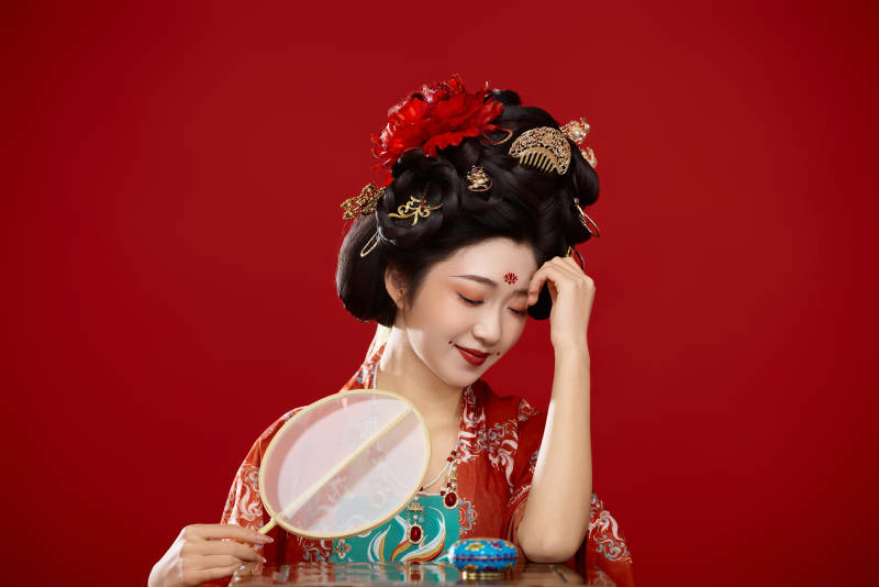 红色背景下大唐风韵女性古装妆容造型图片