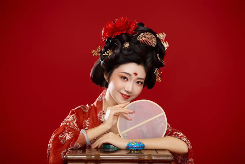 红色背景下大唐风韵女性古装妆容造型图片