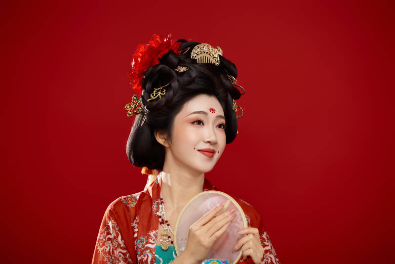 红色背景下大唐风韵女性古装妆容造型图片