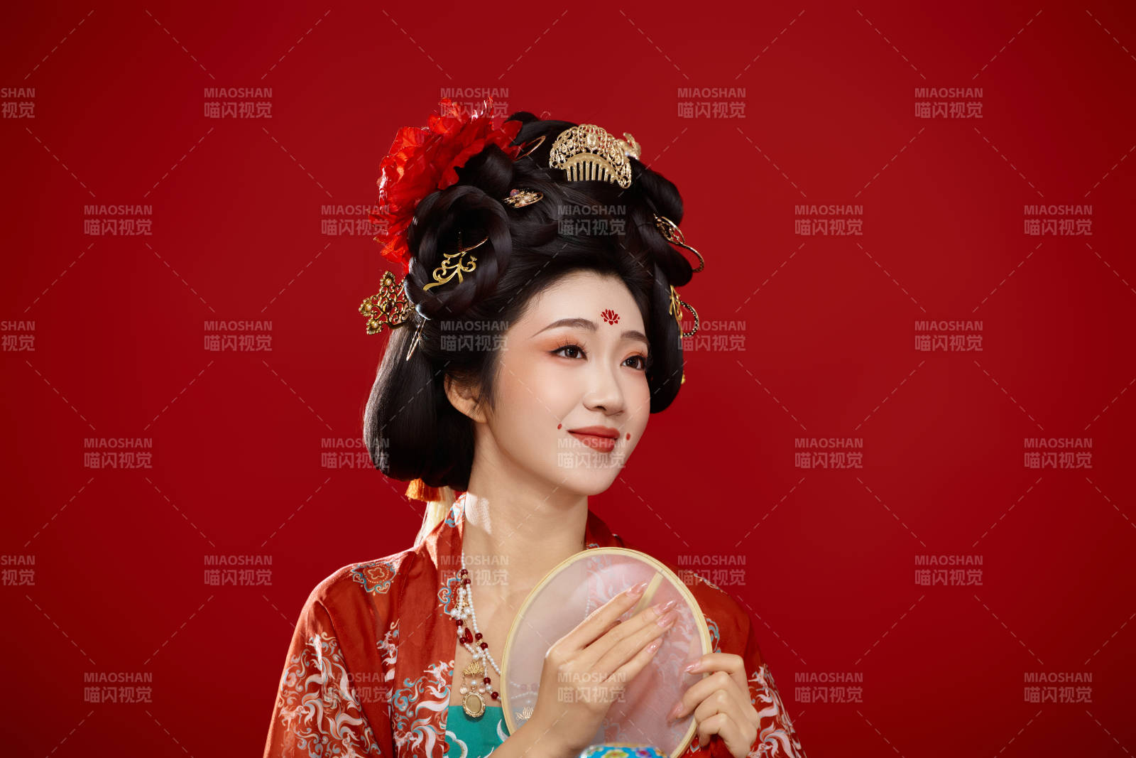红色背景下大唐风韵女性古装妆容造型图片