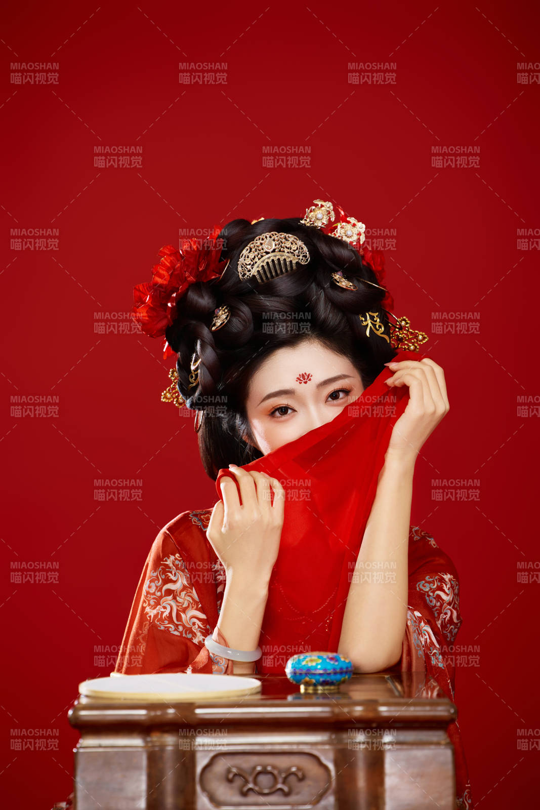 红色背景下大唐风韵女性古装妆容造型图片