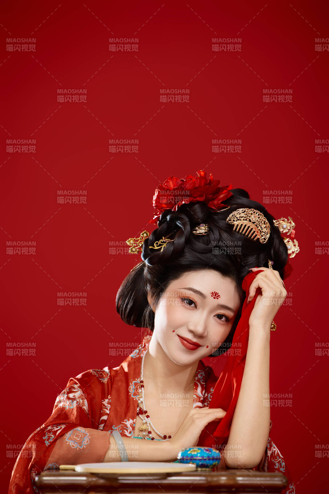 红色背景下大唐风韵女性古装妆容造型图片