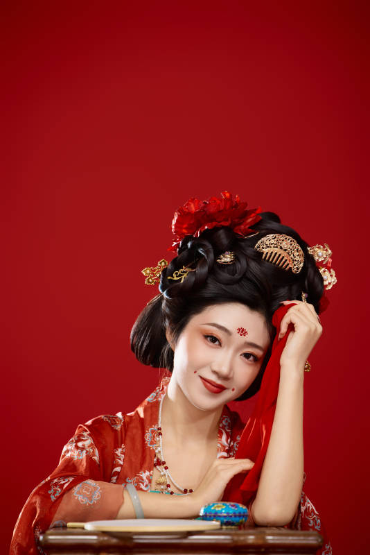 红色背景下大唐风韵女性古装妆容造型图片