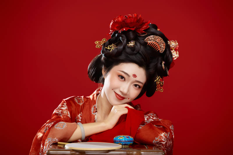 红色背景下大唐风韵女性古装妆容造型图片