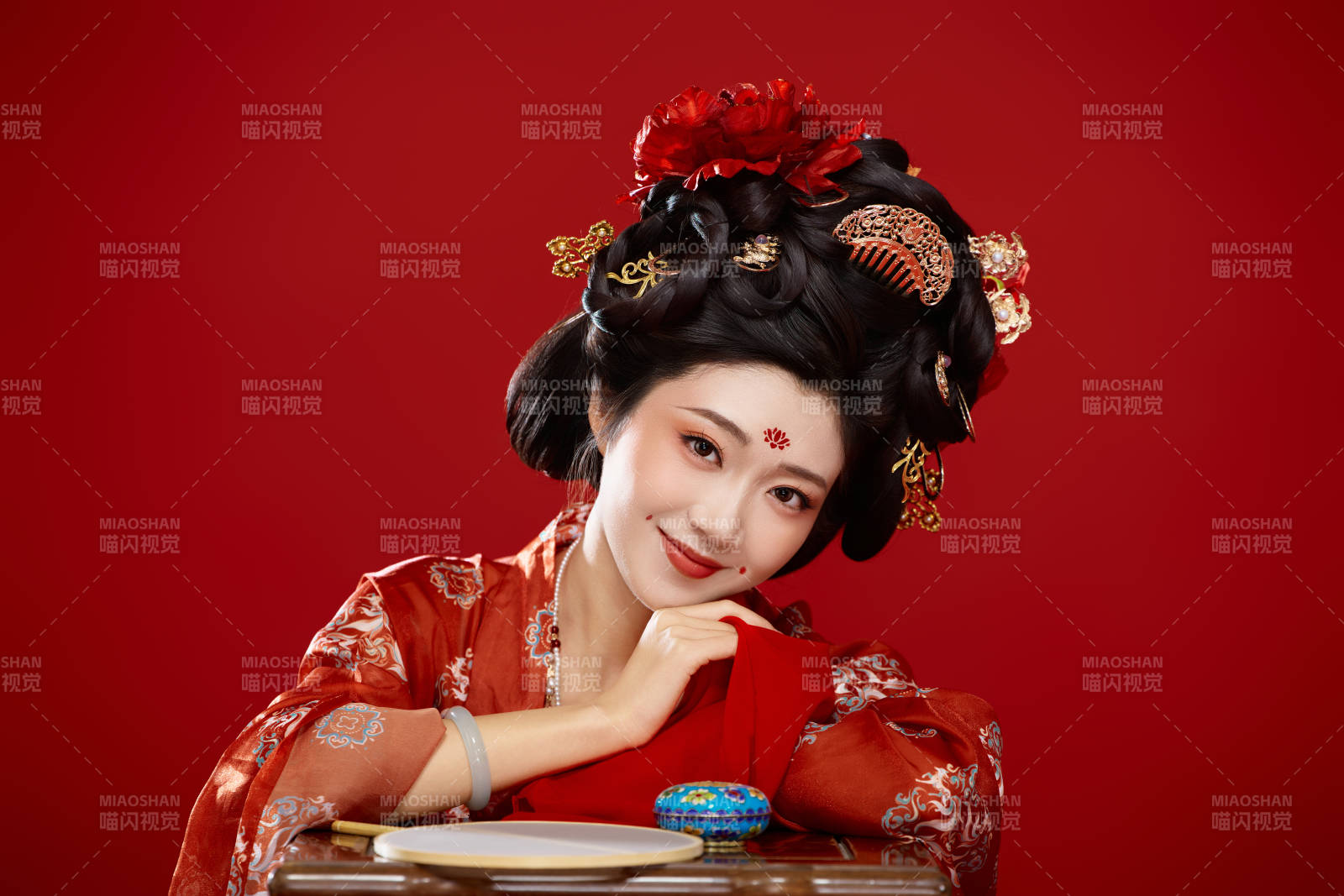 红色背景下大唐风韵女性古装妆容造型图片