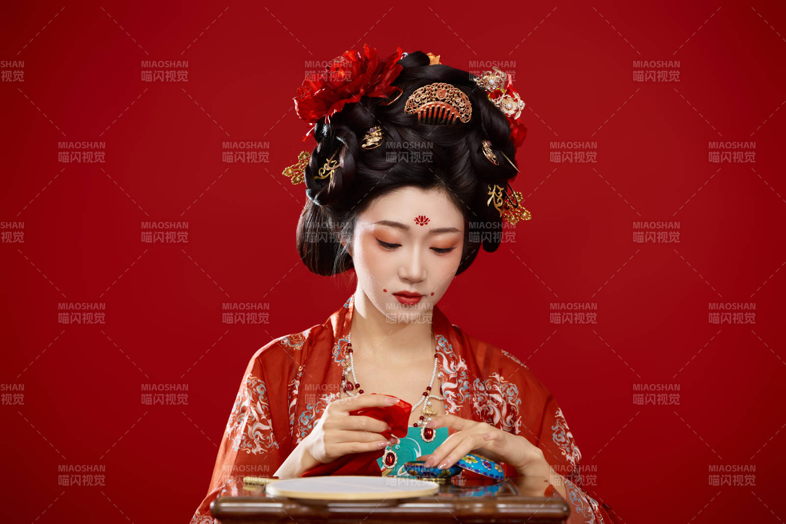 红色背景下大唐风韵女性古装妆容造型图片