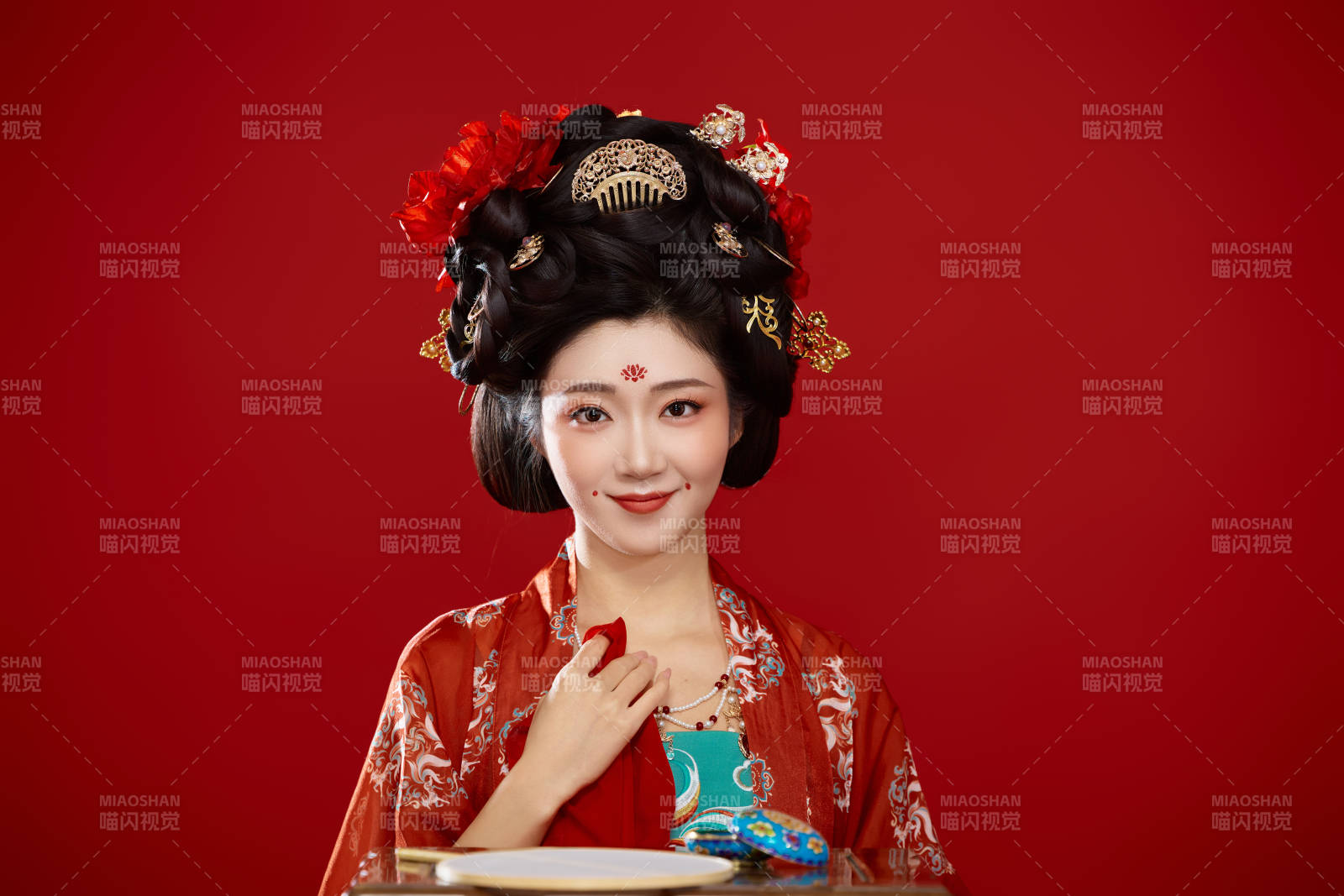 红色背景下大唐风韵女性古装妆容造型图片