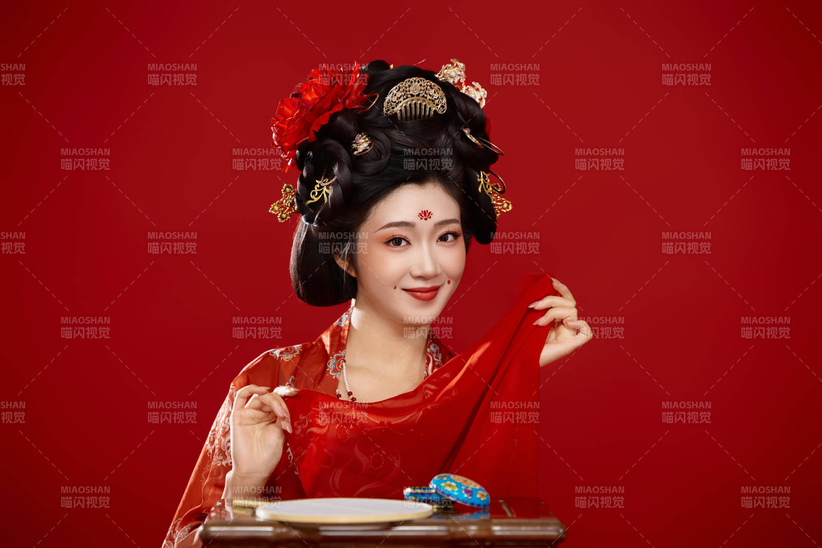 红色背景下大唐风韵女性古装妆容造型图片