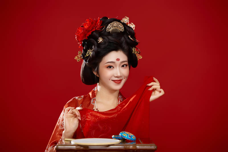 红色背景下大唐风韵女性古装妆容造型图片