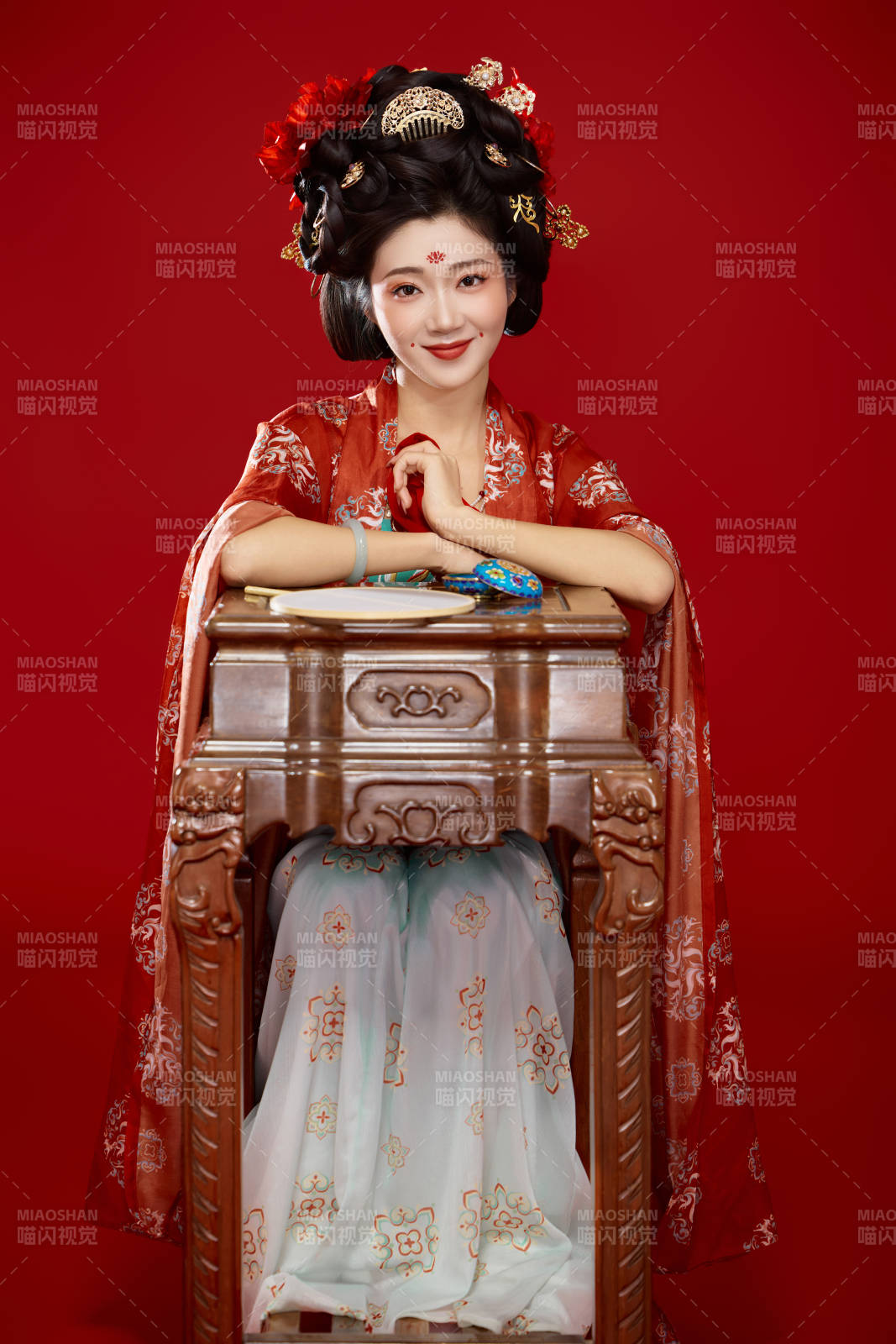 红色背景下大唐风韵女性古装妆容造型图片